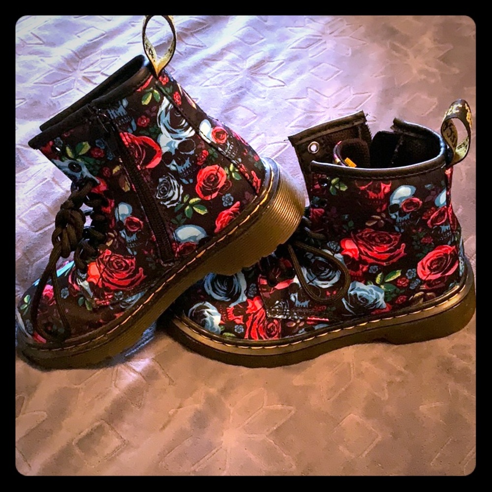 BRAND NEW!! NEVER WORN!   Dr Martins 1460 Rose